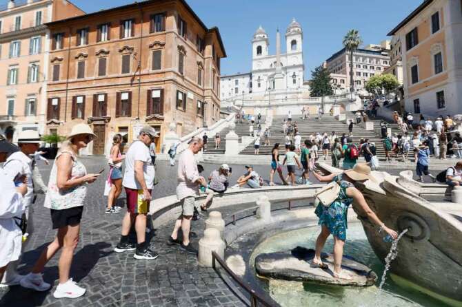 Foto Cecilia Fabiano /LaPresse 22– 8— 2023—Roma — Italia — Cronaca —Allarme climatico , continua l’eccezionale ondata di caldo in Italia — Nella Foto : fontana di Trinità dei Monti August 22, 2023 —Rome Italy — News —Climate Warning , the exceptional heat wave in Italy still continue — in the Photo : Spanish Step Fountain