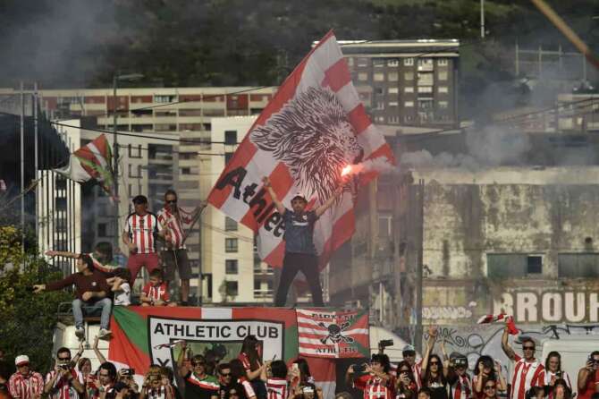 Athletic Bilbao fans celebrate after their team won the final of the Copa del Rey, Bilbao, Spain, Thursday, April 11, 2024. (AP Photo/Alvaro Barrientos)