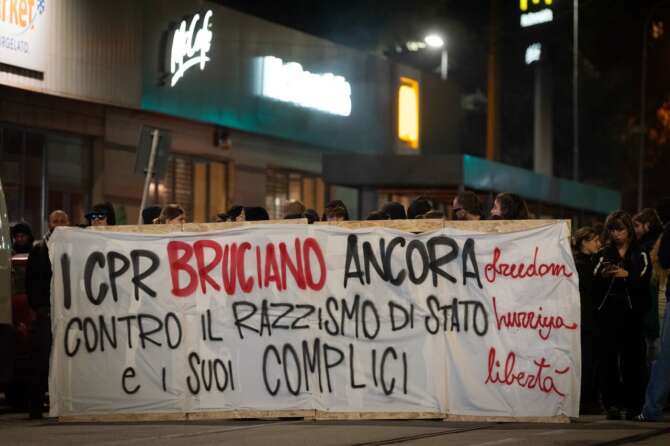 Manifestazione contro i CPR a Torino, Italia – Venerdì 1 novembre 2024 – Matteo Secci/ LaPresse – Demonstration against CPR detention center for migrants in Turin, Italy – Friday 1st november 2024 – Matteo Secci / LaPresse