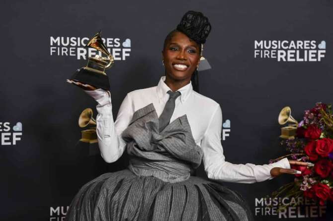 Doechii poses in the press room with the award for best rap album for “Alligator Bites Never Heal” during the 67th annual Grammy Awards on Sunday, Feb. 2, 2025, in Los Angeles. (Photo by Richard Shotwell/Invision/AP) Associated Press/LaPresse