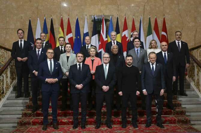 Britain’s Prime Minister Keir Starmer, front center, hosts the European leaders’ summit to discuss Ukraine, at Lancaster House, London, Sunday March 2, 2025. Front row from left, Finland’s President Alexander Stubb, France’s President Emmanuel Macron, Britain’s Prime Minister Keir Starmer, Ukraine’s President Volodymyr Zelenskyy and Poland’s Prime Minister Donald Tusk. Center row from left, Spain’s Prime Minister Pedro Sanchez, Denmark’s Prime Minister Mette Frederiksen, European Commission President Ursula von der Leyen, European Council President Antonio Costa, Canada’s Prime Minister Justin Trudeau, and Romania’s Interim President Ilie Bolojan. Back row from left, NATO secretary General Mark Rutte, Netherlands’ Prime Minister Dick Schoof, Sweden’s Prime Minister Ulf Kristersson, Germany’s Chancellor Olaf Scholz, Norway’s Prime Minister Jonas Gahr Store, Czech Republic’s Prime Minister Petr Fiala, Italy’s Prime Minister Giorgia Meloni and Turkey’s Minister of Foreign Affairs Hakan Fidan. (Justin Tallis/Pool via AP) Associated Press/LaPresse