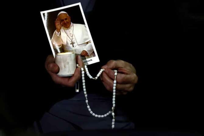 Rosario per la salute di Papa Francesco ,i fedeli ascoltano il messaggio del Papa in Piazza San Pietro prima del rosario Roma —Italia — Giovedì 6 Marzo 2025 – Cronaca – (foto di Cecilia Fabiano/LaPresse) Rosary for the health of Pope Francis, the faithful listen to the Pope’s message in St. Peter’s Square before the rosary Rome, Italy Thursday , March 6 , 2025 – News – (photo by Cecilia Fabiano/LaPresse)