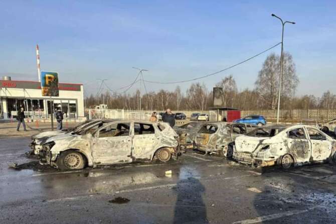 This photo released by Moscow Region Governor Andrei Vorobyev official telegram channel shows damaged and burnt cars following a Ukrainian drone attack in Domodedovo, outside Moscow, Russia, on Tuesday, March 11, 2025. (Moscow Region Governor Andrei Vorobyev official telegram channel via AP) Associated Press/LaPresse