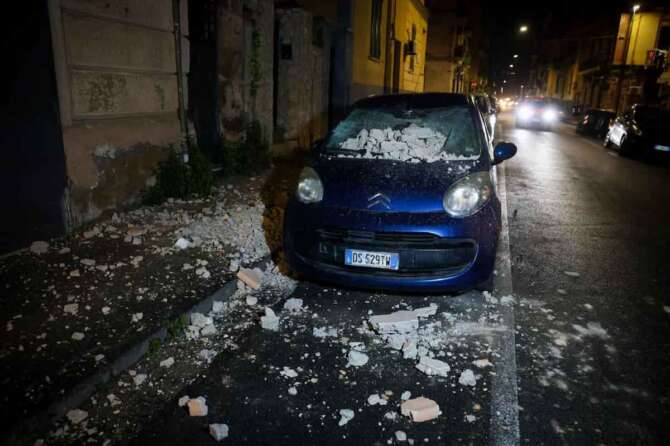 Naples: March 13, 2025, 01:25, Earthquake in Campi Flegrei, 20 tremors during the night, the strongest of magnitude 4.4: damage in Bagnoli and Fuorigrotta Photo Alessandro Garofalo /LaPresse