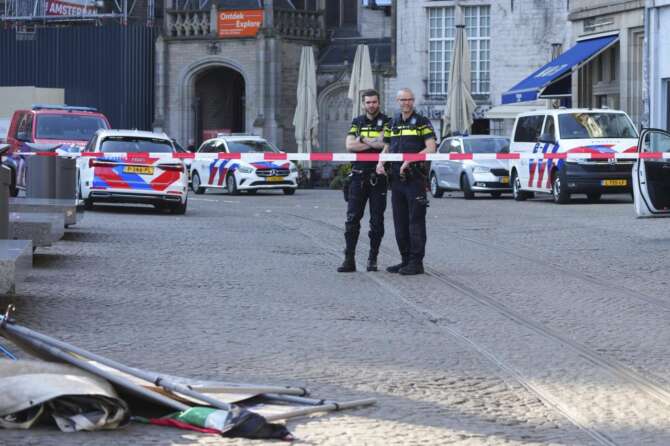 Police officers stand behind a cordoned off area after a stabbing near Dam Square in central Amsterdam, Thursday, March 27, 2025. (AP Photo/Peter Delong)

Associated Press/LaPresse