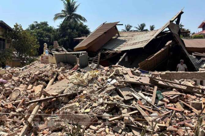 A Buddhist monastery building that has collapsed is seen following an earthquake in Naypyitaw, Myanmar Sunday, March 30, 2025. (AP Photo/Aung Shine Oo) Associated Press/LaPresse