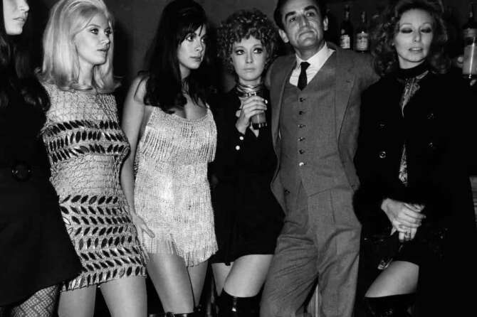 ©lapresse archivio storico spettacolo cinema Roma 3-12-1969 Vittorio Gassman nella foto: Vittorio Gassman con Marisa Malfatti, Siw Mattason, Nadia Cassini, Claudia Lange e Merlyn Yordan alla presentazione del film “Il divorzio” BUSTA 376