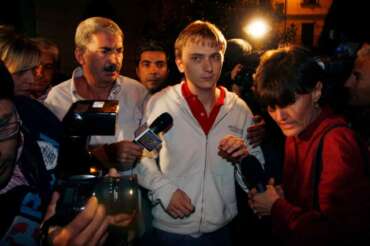©Lapresse 25-09-2007 Garlasco (Pavia), Italia Varie Caso dell’omicidio di Chiara Poggi. Alberto Stasi, il compagno della vittima, è stato fermato per l’omicidio della fidanzata, avvenuto il 13 agosto 2007. Nella foto: Stasi e padre