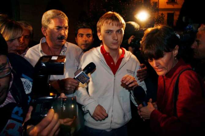 ©Lapresse 25-09-2007 Garlasco (Pavia), Italia Varie Caso dell’omicidio di Chiara Poggi. Alberto Stasi, il compagno della vittima, è stato fermato per l’omicidio della fidanzata, avvenuto il 13 agosto 2007. Nella foto: Stasi e padre