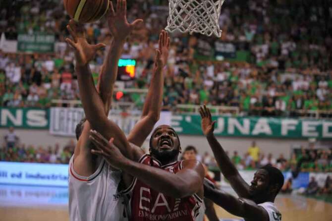 Foto Giuseepe Pirastru – LaPresse 25 -06 -2014 Siena (Italia) Sport Basket Campionato Basket 2013 – 2014 gara 6 finale MPS Mens Sana Siena vs EA7 Emporio Armani Milano nella foto: 24 Samuels Samardo Photo Giuseepe Pirastru – LaPresse 25 -06 -2014 Siena (Italy) Sport Basket Basket League 2013 – 2014 Race 6 final MPS Mens Sana Siena vs EA7 Emporio Armani Milano In the pic : 24 Samuels Samardo