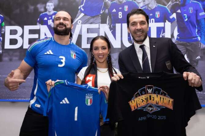 Il ‘multiverso’ dello sport, le stelle della WWE a San Siro per guardare l’Italia: lo scambio di magliette tra Drew McIntyre e Gianluigi Buffon