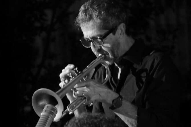 Sergio Orlandi, il professore jazzista pestato da uno studente per un rimprovero in classe: “Ho paura di tornare a scuola”