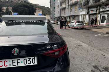 Catania, accoltella la moglie in strada: la donna voleva separarsi, marito catturato dopo la fuga