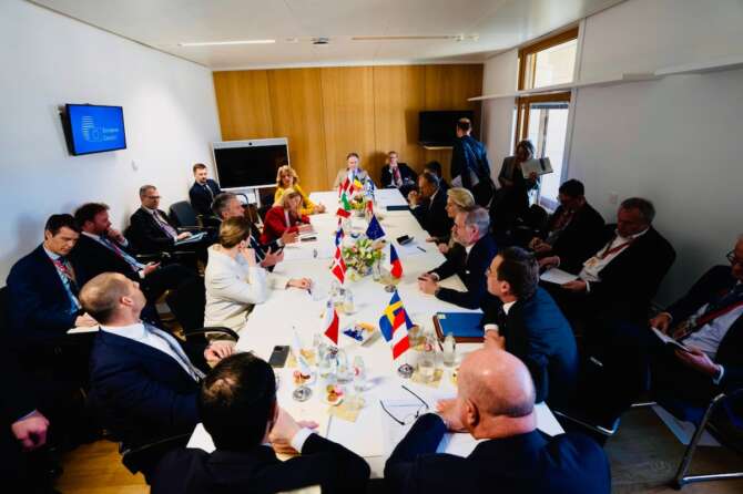 Ucraina, al Consiglio europeo ribadito il “sostegno incrollabile” a Kiev: l’Ungheria si sfila, crolla il piano Kallas