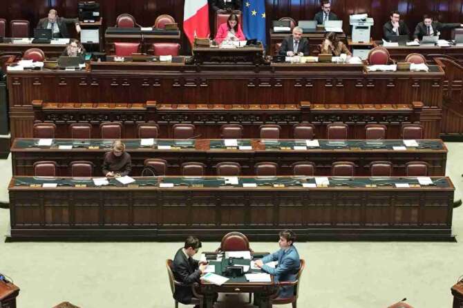 Emergenza carceri, governo della vergogna: l’esecutivo in fuga marina il Parlamento. Assenze e scranni vuoti