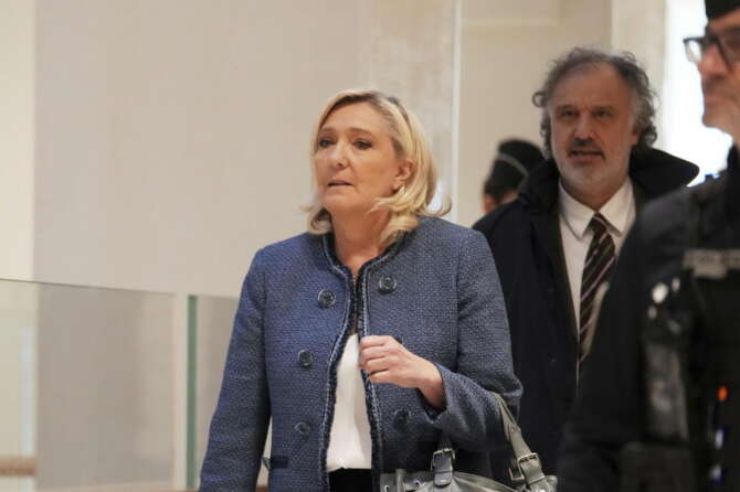 Marine Le Pen colpevole di appropriazione indebita dei fondi UE: ineleggibile per 5 anni, dice addio alle Presidenziali 2027