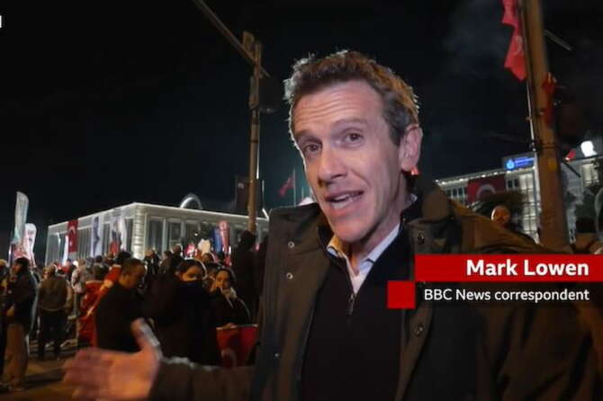 Turchia, il giornalista della Bbc Mark Lowen arrestato ed espulso: per il regime di Erdogan era “una minaccia all’ordine pubblico”