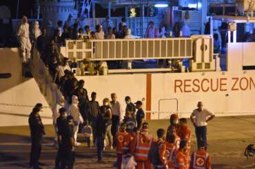 Caso Diciotti, il governo deve risarcire i migranti a cui Salvini impedì lo sbarco: per la Cassazione “il soccorso in mare è un dovere”