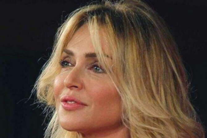 Fonte pagina Facebook Paola Barale Fan