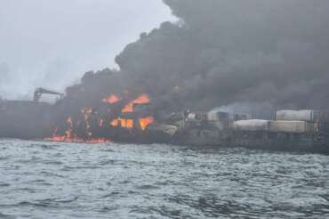 Collisione nel Mare del Nord tra petroliera militare Usa e un cargo: rogo al largo di Hull, timori per l’inquinamento