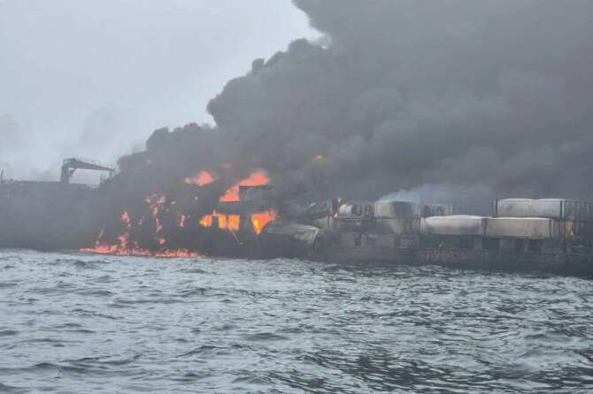 Collisione nel Mare del Nord tra petroliera militare Usa e un cargo: rogo al largo di Hull, timori per l’inquinamento