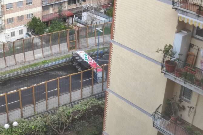 Napoli, incidente in tangenziale: tir si ribalta, liquido infiammabile si cosparge per l’intera carreggiata