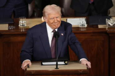 Trump show al Congresso tra conquista di Marte e guerra dei dazi: “Mosca pronta per la pace, la Groenlandia sarà nostra”