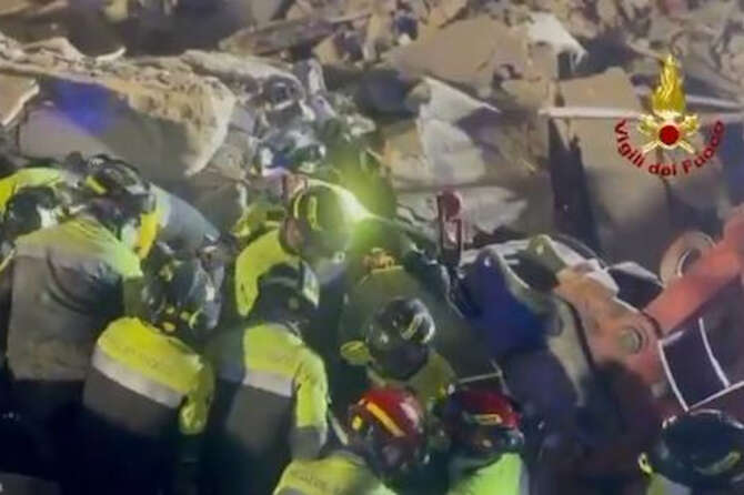 Crollo della palazzina di Bari, estratta viva dopo 25 ore la 74enne Rosalia: “Porta blindata l’ha protetta”