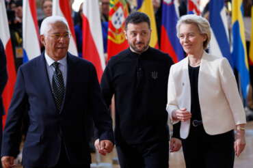Ucraina, scontro sull’asse Parigi-Mosca-Bruxelles: Putin avverte che Mosca “non rinuncerà mai a ciò che è suo”