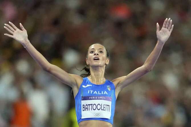 Nadia Battocletti, of Italy, celebrates after winning the silver medal in the women’s 10000 meters final at the 2024 Summer Olympics, Friday, Aug. 9, 2024, in Saint-Denis, France. (AP Photo/Ashley Landis) Associated Press/LaPresse