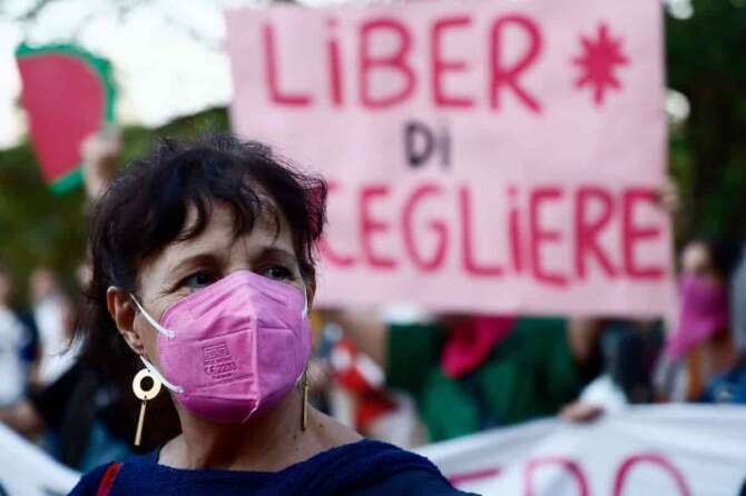 Manifestazione per la giornata internazionale per un aborto libero gratuito e sicuro Roma , Italia — Sabato 28 Settembre 2024 – Cronaca – (foto di Cecilia Fabiano/LaPresse) People demonstrate in front of the Ministry of Health on the occasion of the International Day for Free and Safe Abortion Rome , Italy – Saturday September 28 , 2024 – News – (photo by Cecilia Fabiano/LaPresse)