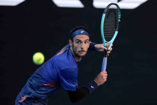 Lorenzo Musetti of Italy plays a backhand return to Ben Shelton of the U.S. during their third round match at the Australian Open tennis championship in Melbourne, Australia, Saturday, Jan. 18, 2025. (AP Photo/Ng Han Guan) Associated Press / LaPresse Only italy and Spain