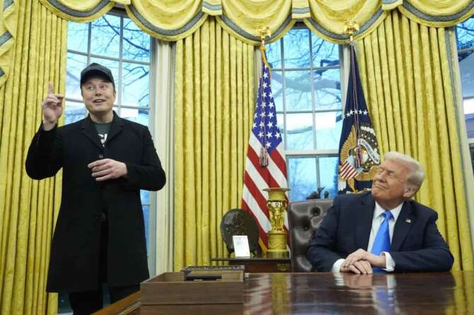 FILE – President Donald Trump listens as Elon Musk speaks in the Oval Office at the White House, Feb. 11, 2025, in Washington. (AP Photo/Alex Brandon, File) Associated Press / LaPresse Only italy and Spain