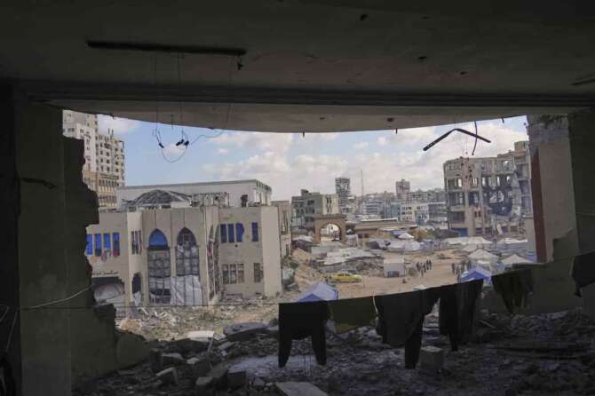 A view of the Islamic University in Gaza City, partially damaged by an Israeli bombardment and now serving as a shelter for displaced Palestinians amid the ongoing conflict in Gaza, Saturday, April 5, 2025. (AP Photo/Jehad Alshrafi) Associated Press/LaPresse
