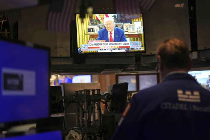 President Donald Trump is displayed on a television on the floor at the New York Stock Exchange in New York, Wednesday, April 9, 2025. (AP Photo/Seth Wenig) associated Press / LaPresse Only iitaly and Spain