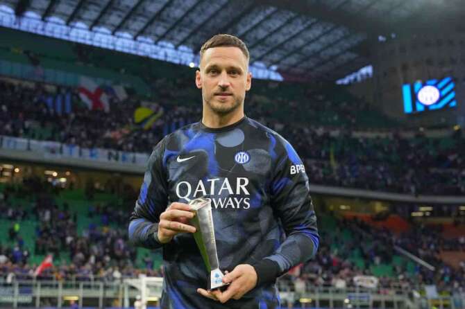Inter Milan’s Marko Arnautovic Panini player of the match during the Serie A soccer match between Inter and Cagliari at San Siro Stadium in Milan , North Italy – Saturday , April 12 , 2025 . Sport – Soccer . (Photo by Spada/LaPresse)