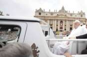 Pope Francis tours St. Peter’s Square in his popemobile after bestowing the Urbi et Orbi (Latin for to the city and to the world) blessing at the end of the Easter mass presided over by Cardinal Angelo Comastri in St. Peter’s Square at the Vatican Sunday, April 20, 2025.(AP Photo/Andrew Medichini) Associted Press / LaPresse Only italy and spain