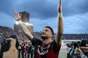 Bologna’s Riccardo Orsolini celebrates after scoring the goal 1-0 at 94’ during the Italian Enilive Serie A soccer match between Bologna F..C and F.C. Internazionale Milano at Renato Dall’Ara Stadium, Bologna, northern Italy, Sunday, April 20, 2025 – Sport – Soccer – (Photo Michele Nucci – LaPresse)