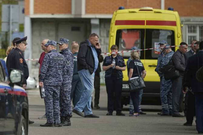 Police and investigators work at the scene where Lt. Gen. Yaroslav Moskalik, a deputy head of the main operational department in the General Staff of the Russian armed forces, was killed by an explosive device placed in his car in Balashikha, just outside Moscow, Russia, on Friday, April 25, 2025. (AP Photo) Associated Press / LaPresse Only italy and spain