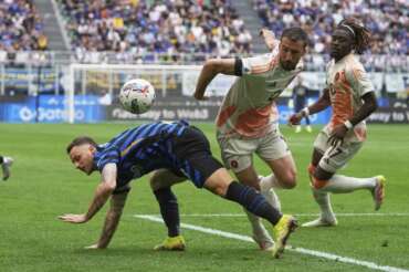 Inter Milan’s Marko Arnautovic, left is challenged by Roma’s Bryan Cristante during the Serie A soccer match between Inter Milan and Roma at the San Siro Stadium, in Milan, Italy, Sunday, April 27, 2025. (AP Photo/Antonio Calanni) Associated Press/LaPresse