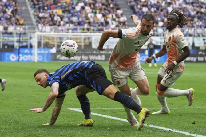 Inter Milan’s Marko Arnautovic, left is challenged by Roma’s Bryan Cristante during the Serie A soccer match between Inter Milan and Roma at the San Siro Stadium, in Milan, Italy, Sunday, April 27, 2025. (AP Photo/Antonio Calanni) Associated Press/LaPresse