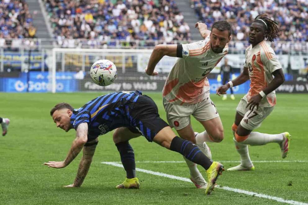 Inter Milan’s Marko Arnautovic, left is challenged by Roma’s Bryan Cristante during the Serie A soccer match between Inter Milan and Roma at the San Siro Stadium, in Milan, Italy, Sunday, April 27, 2025. (AP Photo/Antonio Calanni) Associated Press/LaPresse