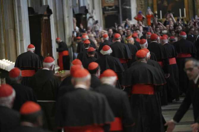 Cardinals leave St. Mary Major Basilica, where the late Pope Francis was buried, in Rome, Sunday, April 27, 2025. (AP Photo/Andrew Medichini) Associated Press/LaPresse