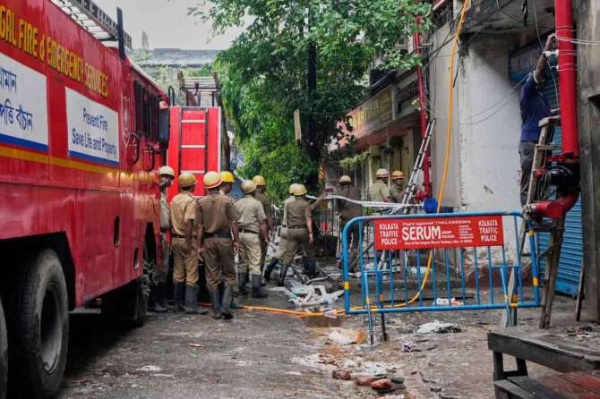 Firefighters inspect a hotel building which caught fire on Tuesday resulting in several deaths, in Kolkata, India, Wednesday, April 30, 2025. (AP Photo/Bikas Das) Associated Press / LaPresse Only italy and Spain