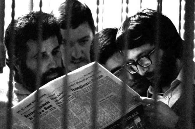 ©Claudio Papi/LaPresse 04-05-1978 Torino Archivio Storico Politica – Varie Nella Foto: Da sx Renato Curcio , Mario Moretti e Alberto Franceschini leggono il giornale durante un processo