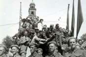 ©Publifoto/Lapresse 25-04-1945 Milano Italia Interni Guerra di Liberazione Nazi-Fascista. Nella foto : Festeggiamenti per la liberazione in Piazza Castello.