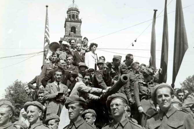 ©Publifoto/Lapresse 25-04-1945 Milano Italia Interni Guerra di Liberazione Nazi-Fascista. Nella foto : Festeggiamenti per la liberazione in Piazza Castello.