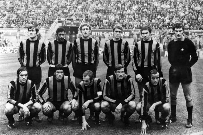 © Lapresse archivio storico sport calcio Milano 1970 Inter nella foto: Inter campione d’Italia 1970-71.Vieri,Bellugi,Facchetti,Fabbiani,Giubertoni,Jair,Bertini,Boninsegna,Mazzola,Corso. BUSTA 1954