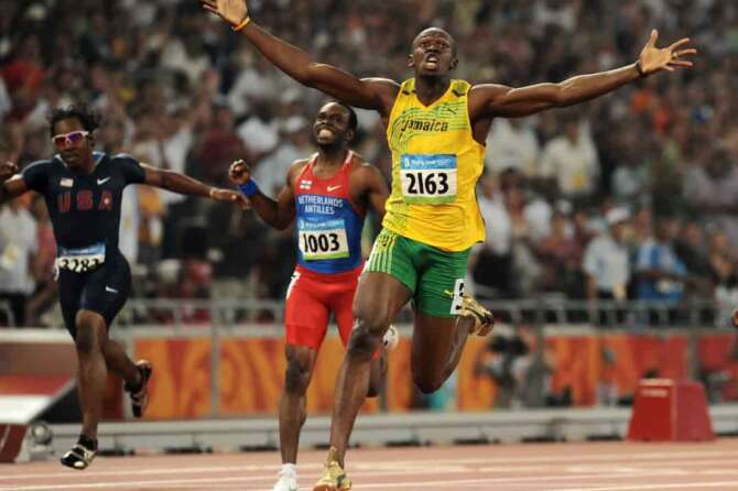 © Giorgio Perottino / LaPresse Pechino, Cina – 20-08-2008 Sport, atletica XXIX Giochi Olimpici di Pechino 2008. Atletica. Finale dei 200m maschile. Nella foto: Usain Bolt (JAM) esulta dopo aver vinto la finale con il nuovo record el mondo di 19.32 secondi. © Giorgio Perottino / LaPresse BeiJing, China – 20-08-2008 Sport, athletics XXIXth Olympic Games of BeiJing 2008. Athletics. Men’s 200m final. In the photo: Usain Bolt (JAM) celebrates after the victory with the new world record of 19.32 seconds.