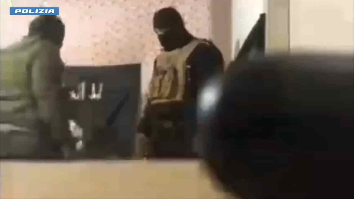 FOTO DA X (Polizia di Stato)